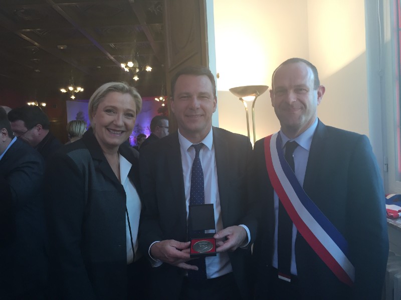 Remise de la médaille de la Municipalité d’Hénin-Beaumont par Steeve Briois et Marine Le Pen